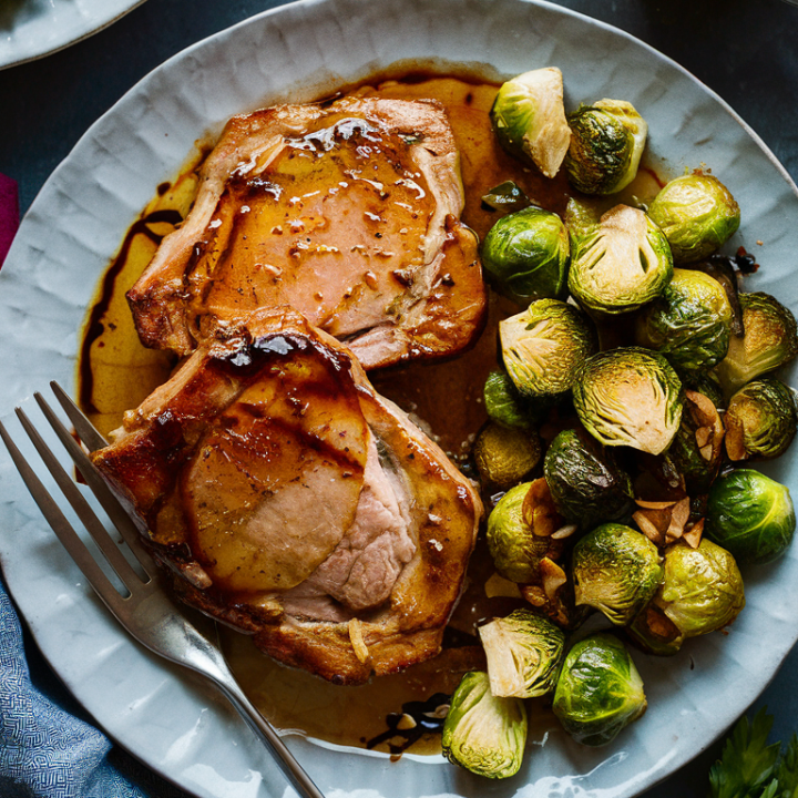 Experience the ultimate taste sensation with our Savory Maple-Balsamic Boneless Pork Chops! This recipe combines the sweetness of maple syrup with the boldness of balsamic vinegar, creating a dish that’s both elegant and delicious. 🍽️